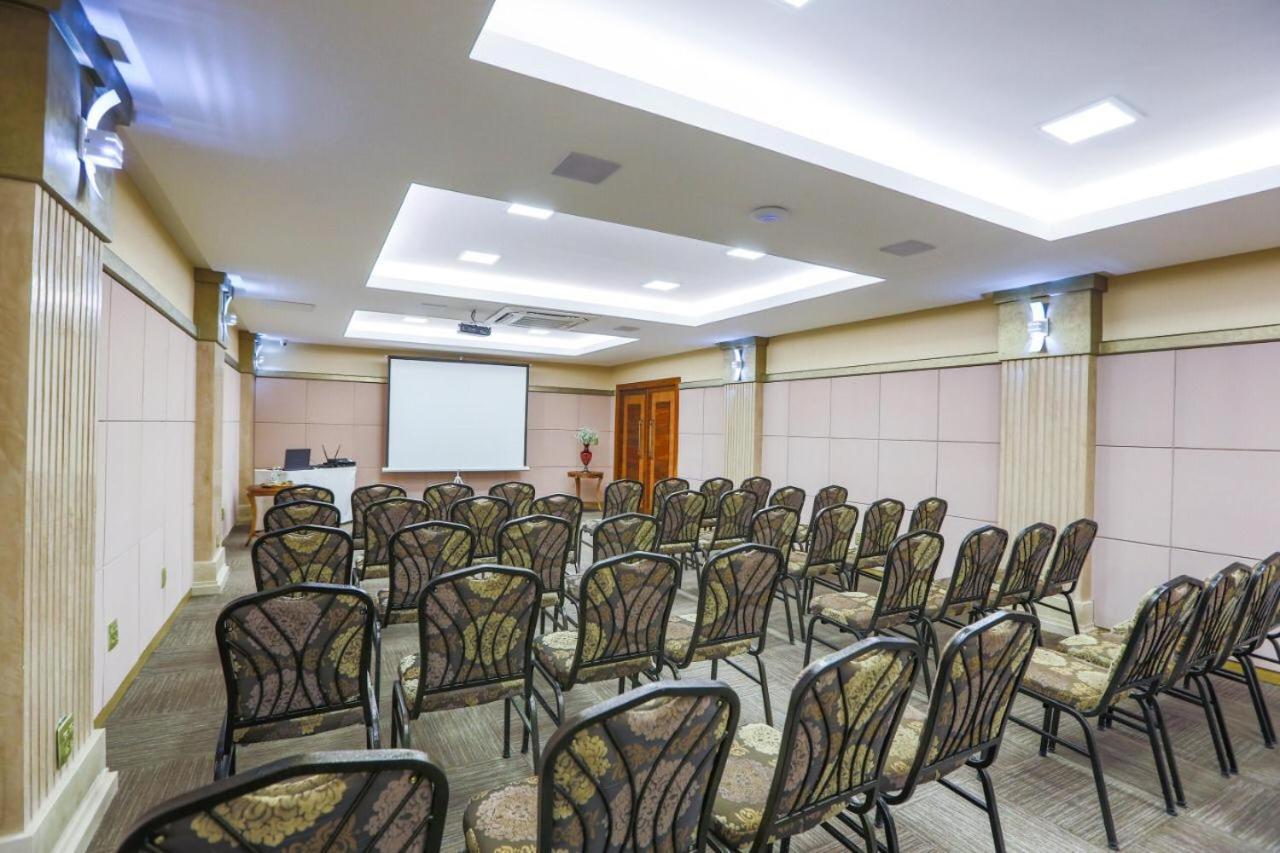 Golden Lis Hotel Boutique Goiânia Exteriér fotografie A meeting room at the hotel