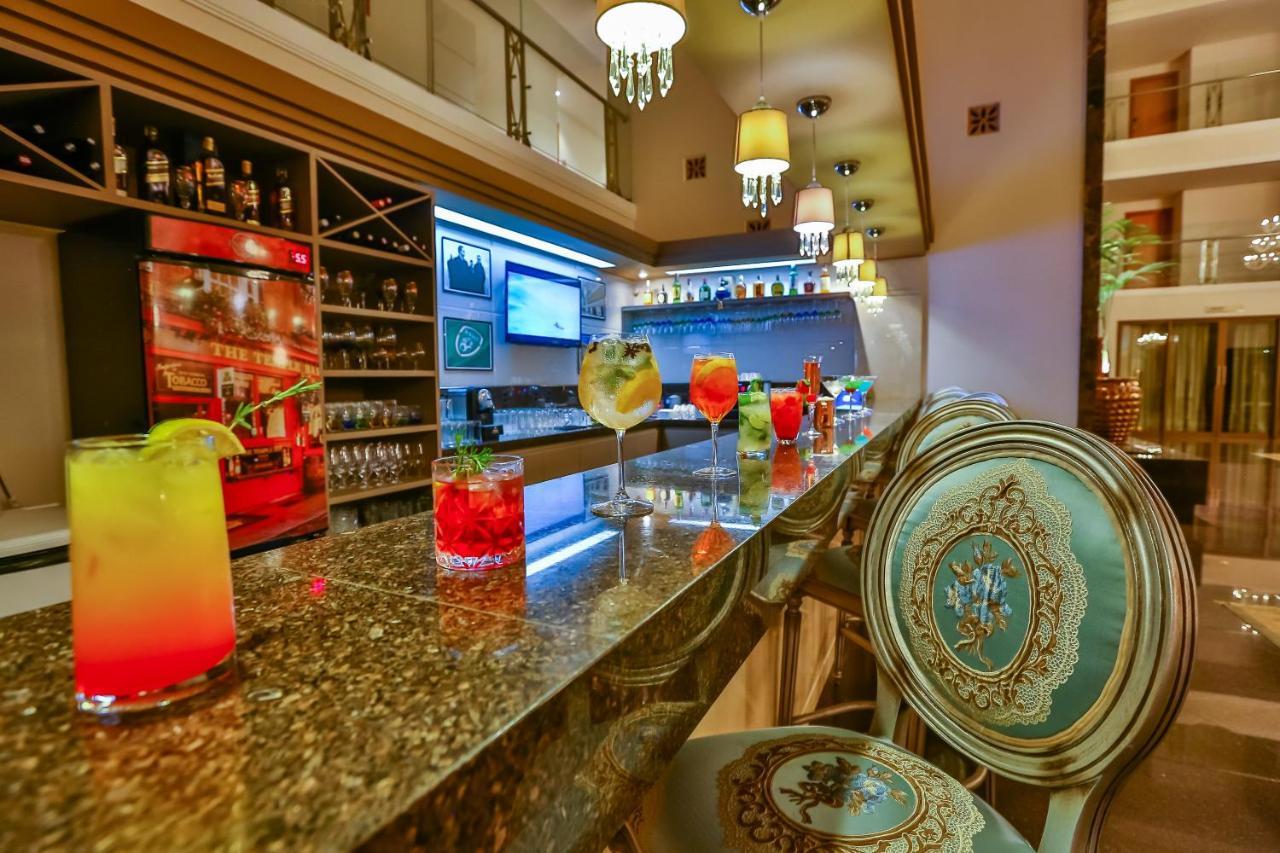 Golden Lis Hotel Boutique Goiânia Exteriér fotografie A bar in a hotel